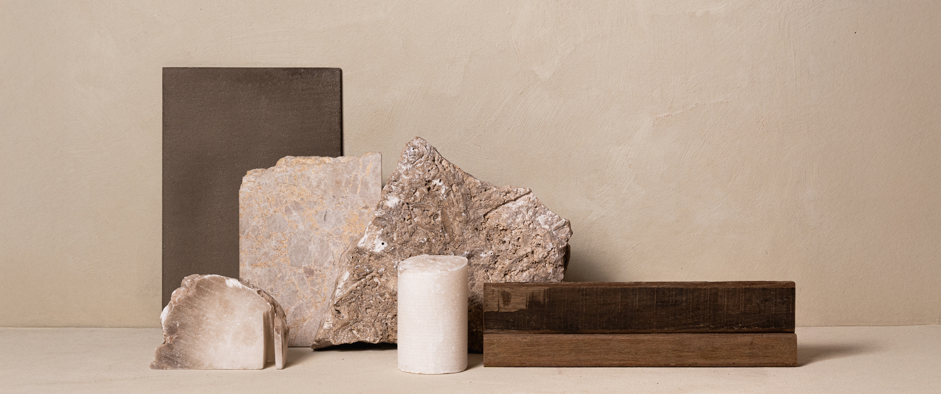 Composición de materiales Formma: cal, piedra natural y madera